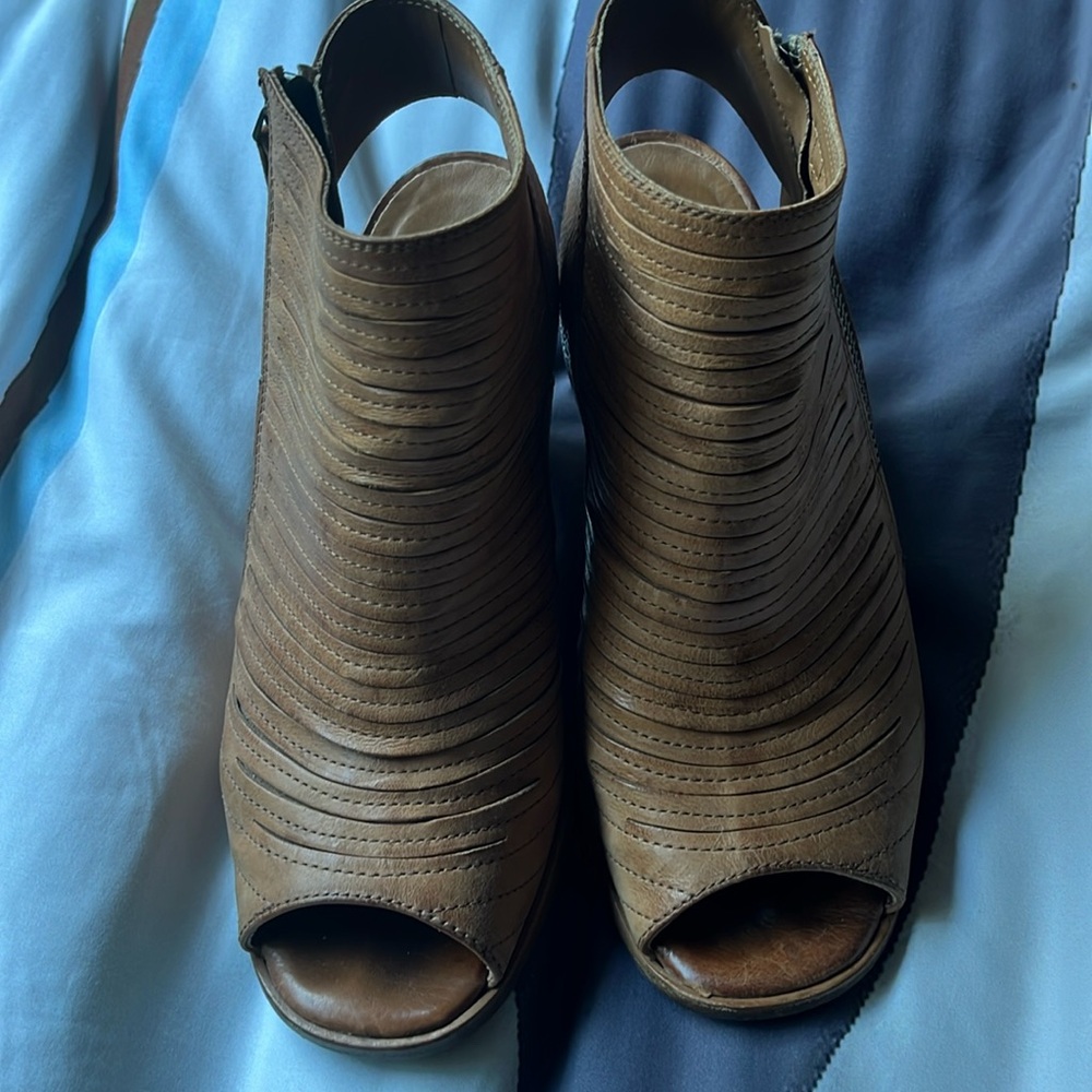 Paul Green Peep Toe Bootie. Tan color. Size 7US